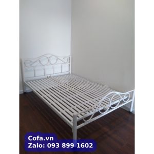 giường sắt màu trắng cổ điển